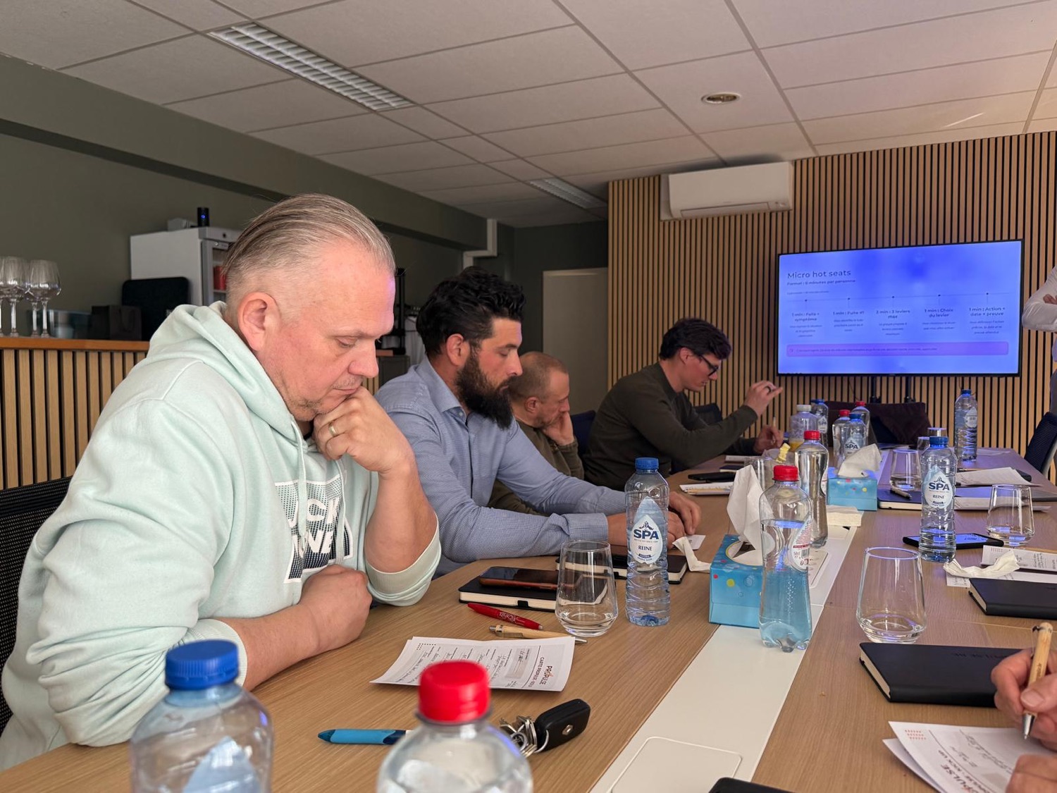 Dirigeants concentrés pendant une session du mastermind Propulse, format micro hot seats à l'écran