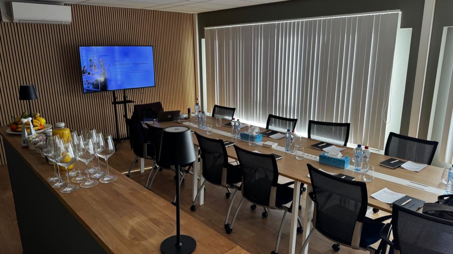 La salle du mastermind Propulse dressée avant une session, en Brabant wallon